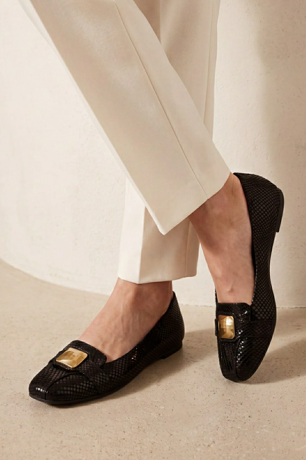 JULKÉ Lucan women moccasin in black with gold accent - side on-foot view
