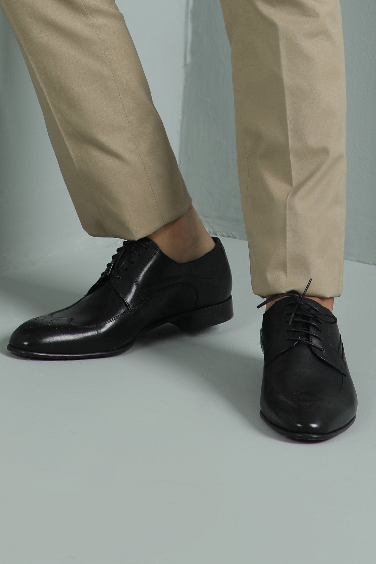 Mens leather shoes in black colour with laces and brogue toe by JULKE.
