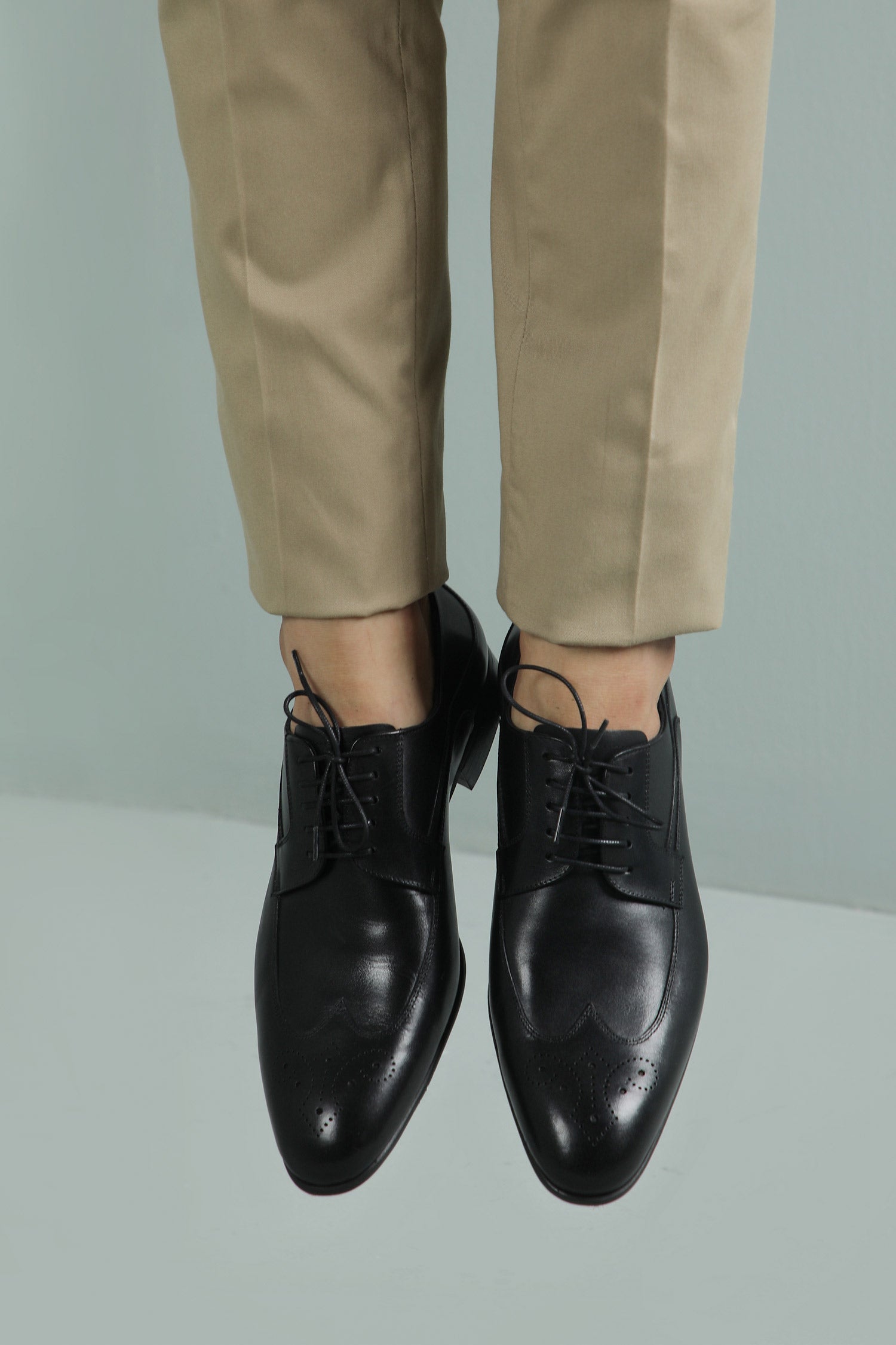 Mens leather shoes in black colour with laces and brogue toe by JULKE.