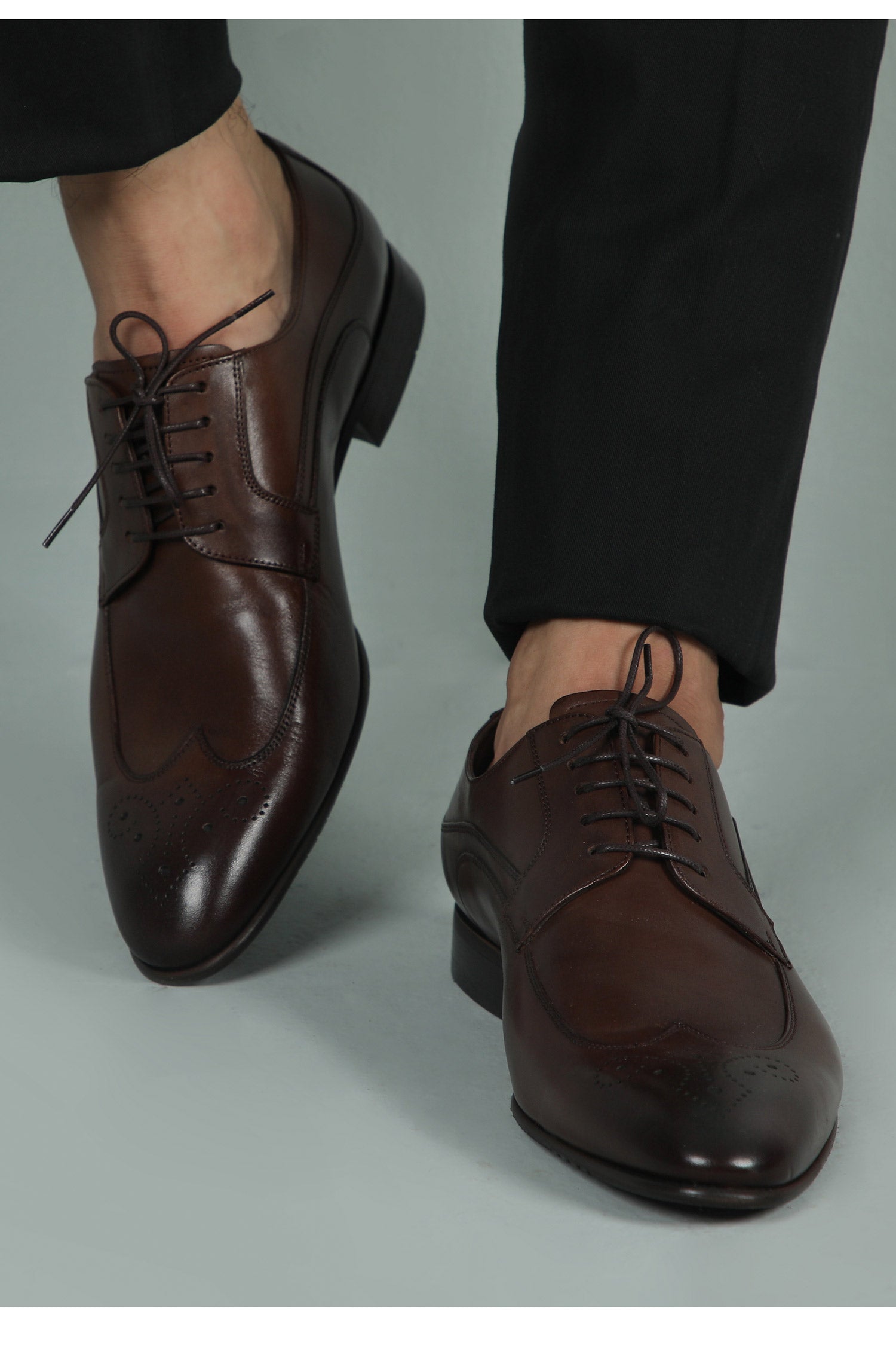 Mens leather shoes in brown colour with laces and brogue toe by JULKE.