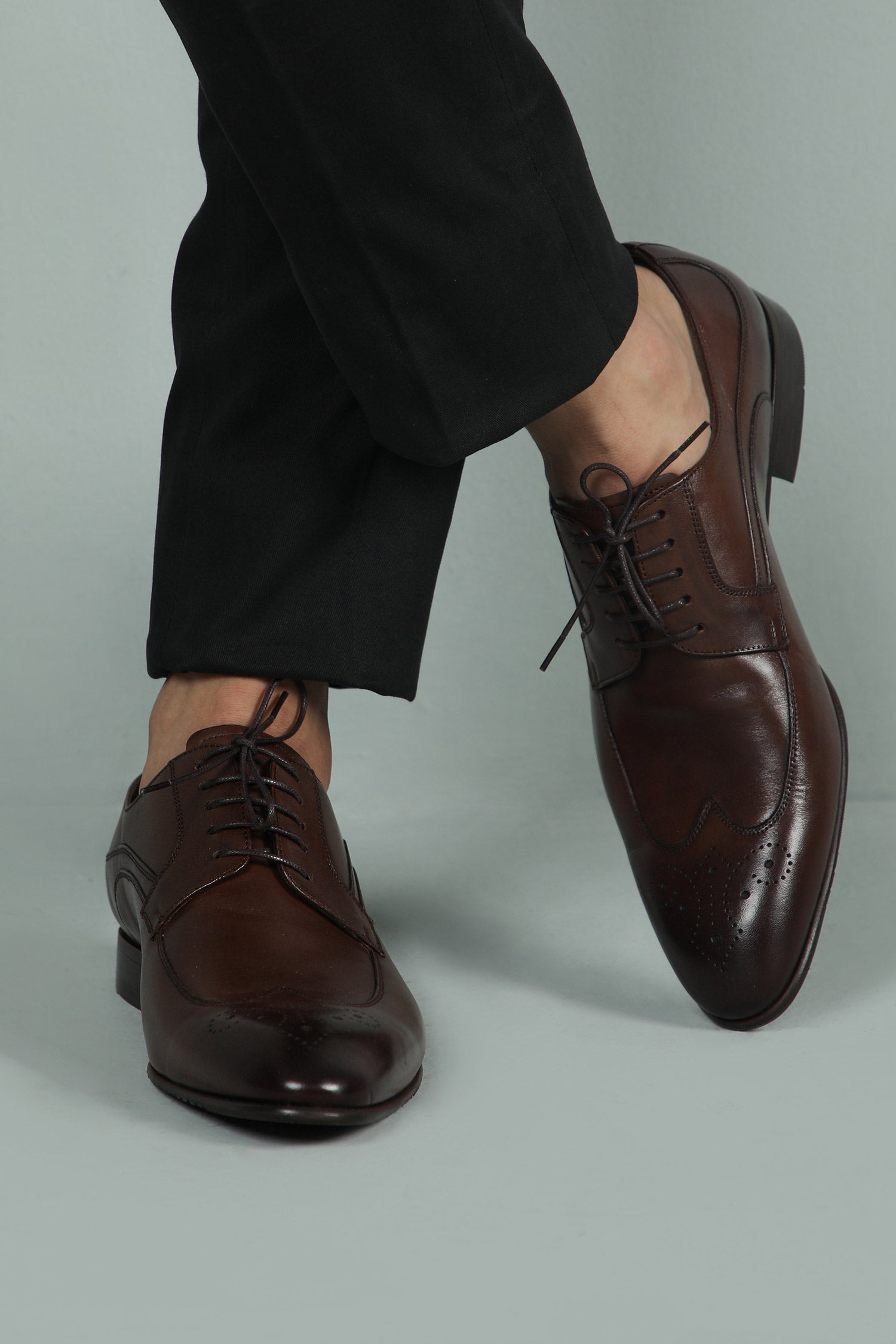 Mens leather shoes in brown colour with laces and brogue toe by JULKE.