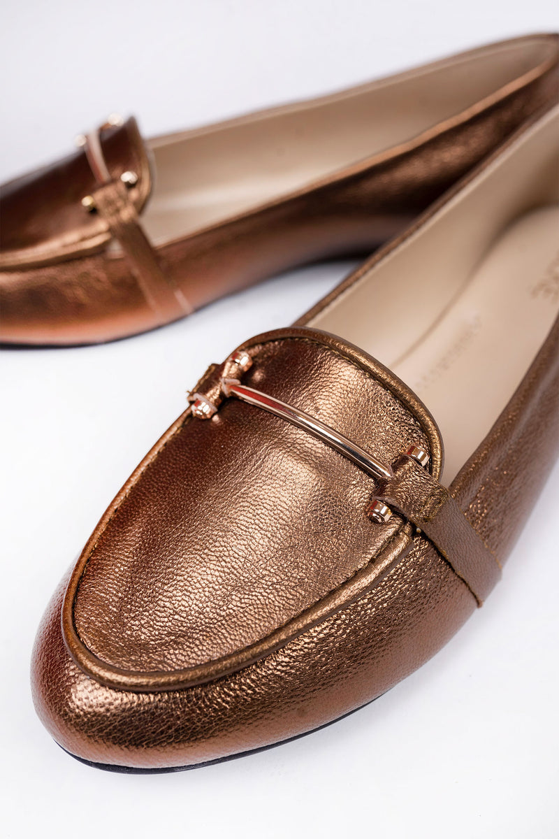 Women leather shoes in bronze colour with gold horsebit buckle by JULKE