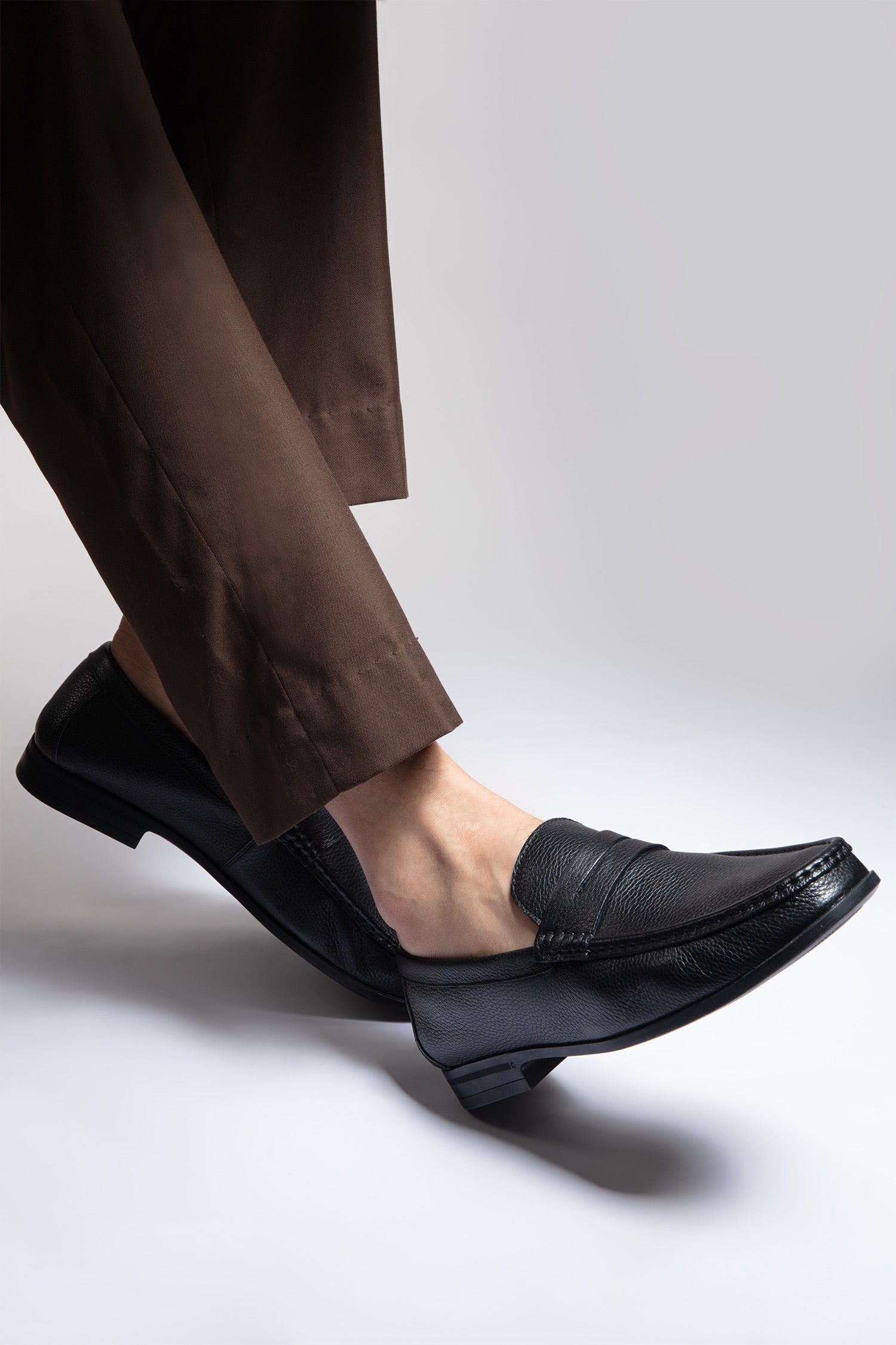 Mens leather moc shoes in black colour with rubber sole by JULKE