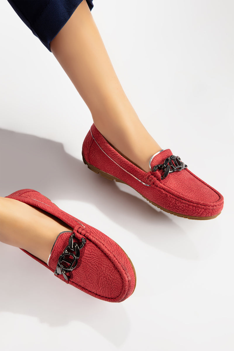 Women leather moccasins in dark pink colour with texture, metal chain and logo by  JULKE
