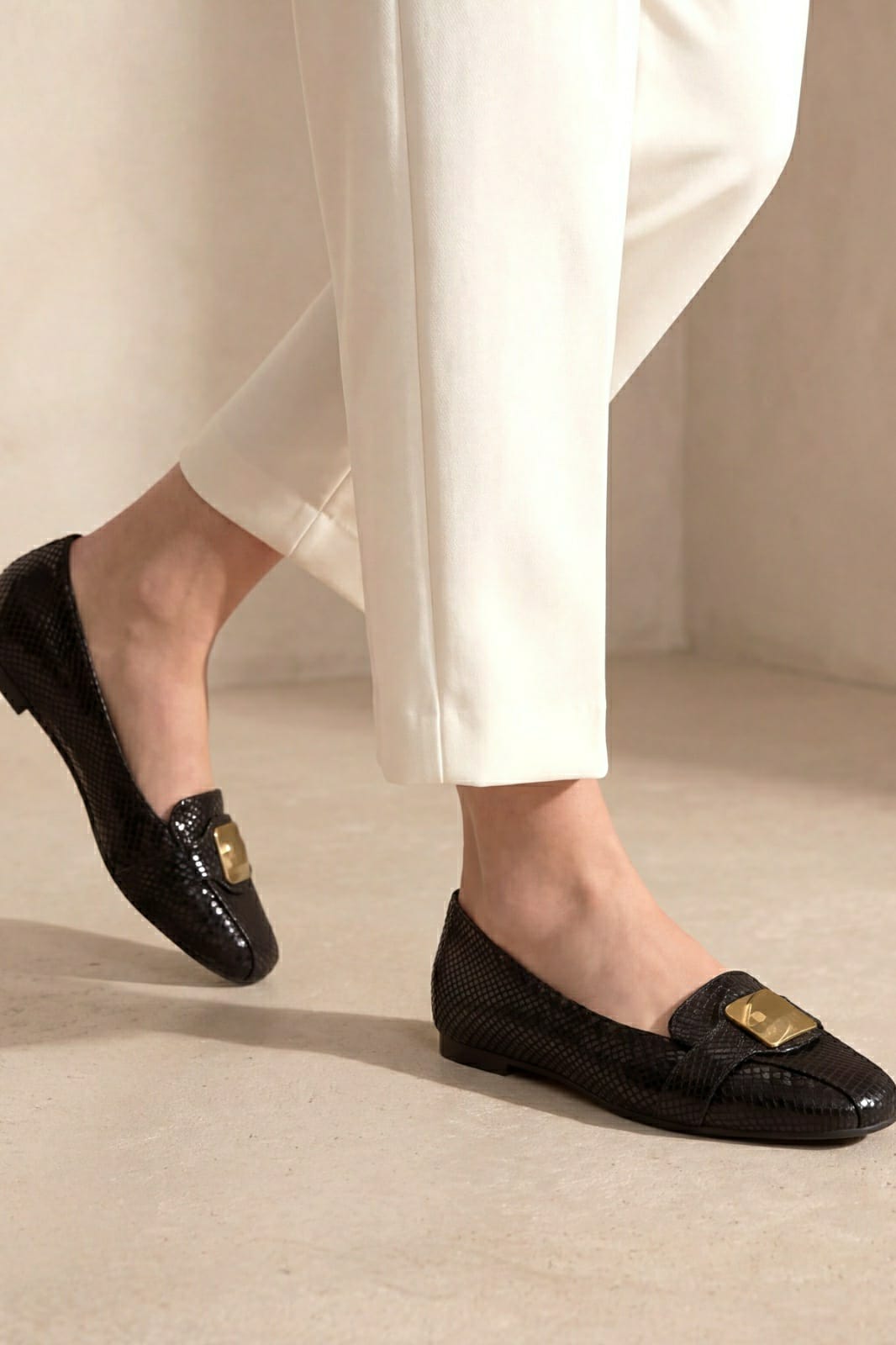 JULKÉ Lucan women moccasin in black croc-embossed leather - side walking view