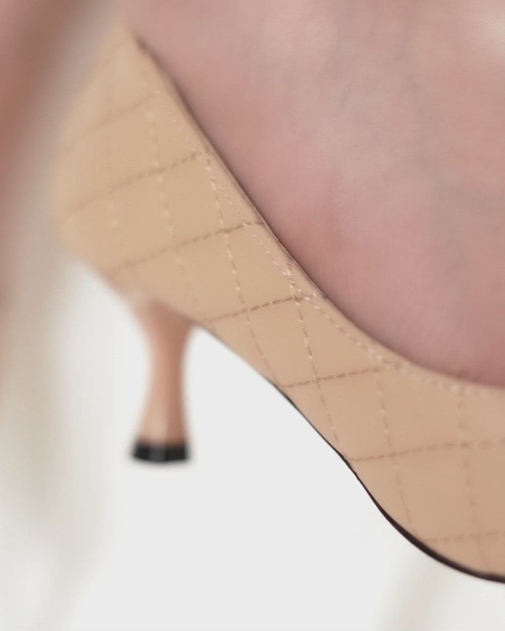 Women heels in beige colour with quilting by JULKE