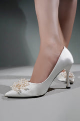 Women heels in white colour in satin with pearl brooch by JULKE